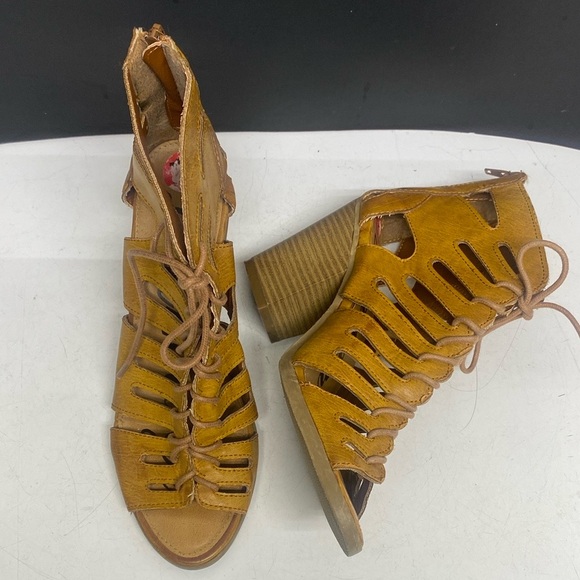 Rampage Vickee Mustard Strappy Heeled Sandals Size 10 - Picture 1 of 16